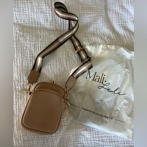 Mali + Lili Crossbody bag in tan. 🖤💛✨
